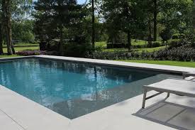 Eine Granitbank Dient Als Sitzmoglichkeit Und Bietet Stauraum Fur Einen Rollladen Pool Moderne Pools Whirlpool