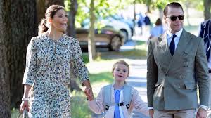 Das bild wurde noch nicht geladen. Auftritt Mit Mama Victoria Papa Daniel Prinzessin Estelle Stiehlt Ihren Eltern Die Show