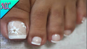 Enfoque selectivo de chica morena usando esmalte de enfoque selectivo de chica morena sonriendo y pintando uñas con esmalte de uñas con amigos multiétnicos en la cama. Decoracion De Unas Frances Para Pies French Nail Art Flowers Nail Art Nlc Youtube