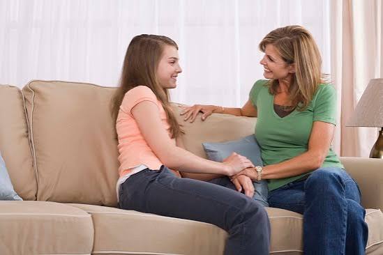 لو الفتاة فى سن المراهقة.. نصائح لدعمها والتعامل معها بالمرحلة الحرجة - اليوم السابع