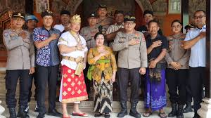 Sambang Kamtibmas Kapolresta Denpasar dengan Penglingsir Puri Agung Dangin  Denpasar, Perkuat Sinergi Jaga Kamtibmas Denpasar – Dalam upaya mempererat  hubungan serta memperkuat sinergi antara Polri dan tokoh adat, Kapolresta  Denpasar KBP Leonardo