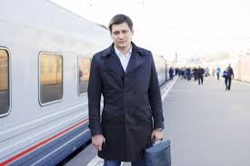 Что ни говорите, а порядку стало больше, чем прежде. Dmitrij Gudkov Politik Biografiya Foto Lichnaya Zhizn Zhena I Deti Partiya 2021 Uznaj Vsyo