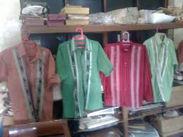 Kata lurik berasal dari akar kata rik yang artinya garis atau parit yang dimaknai sebagai pagar atau pelindung bagi pemakainya. Kerajinan Tenun Lurik Klaten Jawa Tengah Makalah Pendidikan Seni Rupa Artikel Seni Budaya