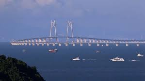 Ce pont est sur la route de kolwesi du pays de la terre rouge, il permet le passage des camions, voitures trains et piétons et c'est celui que je préfère. En Chine Le Plus Grand Pont Marin Du Monde Suscite Quelques Interrogations Figaro Immobilier