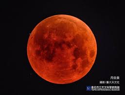 血月示意圖（圖片來源：pixabay） 2020年發生了很多罕見的 天象 ，而 2021 年的 天象 也是精彩萬分，除了有多場盛大的 流星雨 ，最精彩的天象就屬今年5月的月全食了，屆時將重現3年未見的「 血月 」奇象，同時也是全年最大滿月。 2021 年將出現 3 次超級月亮 Xrw7bcfinsvomm