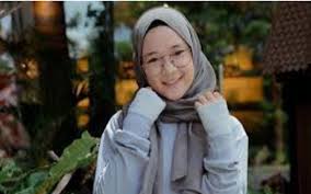 Pesonanya yang cantik dan suaranya yang merdu, sukses mencuri perhatian publik. Inilah Profil Lengkap Nissa Sabyan Vokalis Gambus Pecinta Solawat Wajib Baca Agung Hostkey