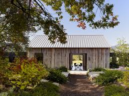 Walker Warner Uses Salvaged Oak For Portola Valley Barn In California Avec Images Chalet En Bois Habitable Maison Architecte Petite Maison Bois