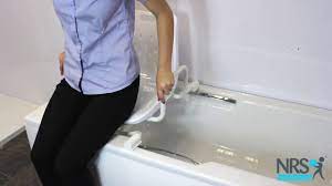 Le vasche da bagno motorizzate di vaschedocce sono la soluzione ideale per chi ricerca una vasca per anziani o una vasca da bagno per disabili dotata di sedile motorizzato. B50176 Sedile Girevole Per Vasca Da Bagno Larghezza Regolabile Youtube