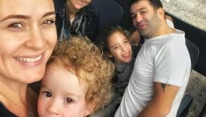 Evlilikleri, kızı melisa, babası ve tüm detayları biyografimizde. Ceyda Duvenci Nin Kizi Melisa Nin Bulent Sakrak A Sevgisi Herkesin Dilinde