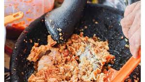 Lagi ngidam makan ayam geprek? Resep Dan Cara Membuat Ayam Geprek Yang Renyah Dan Pedas