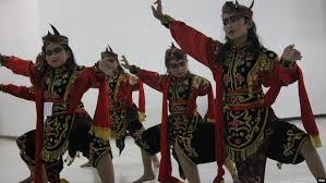Berdasarkan catatan sejarah, tari remo pada awalnya diciptakan di desa ceweng, kecamatan diwek, kabupaten jombang. Melestarikan Tari Remo Menjaga Identitas Bangsa