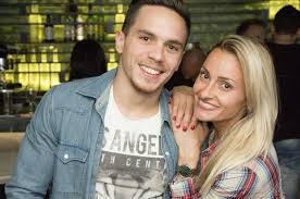 O λευτέρης πετρούνιας και η βασιλική μιλλούση, έχουν κάθε λόγο να είναι πιο ευτυχισμένοι από ποτέ αφού σε λίγους μήνες θα κρατούν στην αγκαλιά τους το μωρό τους, καρπό του έρωτά τους! Leyterhs Petroynias Ston Arnaoytogloy Skeftomai Na Pantreytw Th Basilikh Milloysh To 2019 Binteo Eirinika Gr