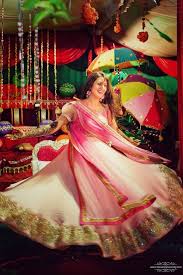 Divyanka Tripathi S Mehendi Design Is Something You Have Never Seen Before In 2020 Celebrity Bride Divyanka Tripathi Wedding Bride Photoshoot