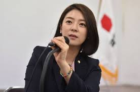 우선 송파구을에는 배현진 전 mbc 앵커가 공천을 받았답니다. ì˜ë‚¨ë‹¹ ë…¼ëž€ì— ë°°í˜„ì§„ ìž¡ì€ ë¬¼ê³ ê¸°ë„ ì• ì • ì•ˆì£¼ë©´ ì°¨ì¸ë‹¤ ë¨¸ë‹ˆíˆ¬ë°ì´