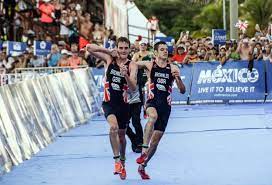 In 2008, he won bronze medals at the etu european junior triathlon championships and itu world junior championships, and placed 17th in his itu world championship series debut event in kitzbühel. Watch Alastair Brownlee Helps Brother Jonny Over Line After Triathlon Collapse