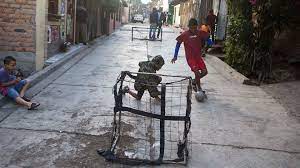Niños jugadores dibujan personajes en el campo de fútbol con goles. Ninos Hondurenos Se Alejan De La Violencia Jugando Futbol