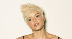 Agatha moreira (rio de janeiro, january 19, 1992) is a brazilian television and film actress. Agatha Moreira Radicaliza No Visual Para Verdades Secretas 2 Folha Pe