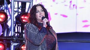 Her mother's name's georgia and she has two brothers. Nach Drittem Kind Alanis Morissette Hat Menopause Symptome Promiflash De
