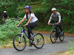Résultat de recherche d'images pour "obama bicycle helmet"
