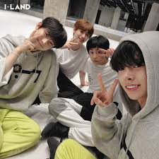 Sunoo is a south korean singer, songwriter, dancer, musician, and television personality who is the vocalist of the boy band, enhypen, formed by belift lab.the group made its debut on november 30, 2020, with the extended play border: Sunoo Sunghoon Ta Ki Heeseung My Land Photo L Fake Love