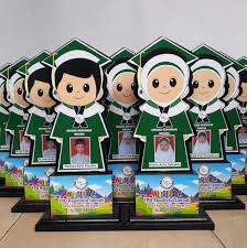 Halo teman, pada postingan kali ini kami akan membagikan informasi menarik tentang background sertifikat wisuda anak. Plakat Wisuda Anak Tk Pioner Laser