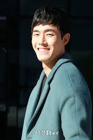 지난 17일 온라인 커뮤니티 '더쿠'에는 '이 시간 연뮤판(연극·뮤지컬)을 뒤집어놓은 배우 김호창'이라는 제목의 게시글이 올라왔다. ê¹€í˜¸ì°½ í–‡ì‚´ ë¯¸ì†Œ ì¸í„°ë·° í¬í† 