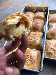 Belah pisang jangan putus, lalu sisipkan keju cheddar dan taburi sedikit gula pasir atau irisan dcc/meses. Bolen Pisang Keju By El Huda Ummi Langsungenak Com
