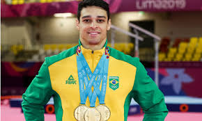 O ginasta dá uma corrida inicial rumo ao aparelho, toca o trampolim com as mãos ou os pés, coloca as mãos sobre o cavalo, salta e depois. Cavalo Com Alcas Ginastica Artistica Jogos Olimpicos Toquio 2020