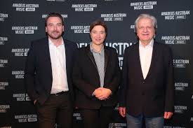 Ab 2013 war sie lisa totzauer studierte nach der matura vergleichende literaturwissenschaften und französisch, das studium schloss sie 1997 an der universität wien als. Amadeus Awards Prasentieren Nominiertenliste