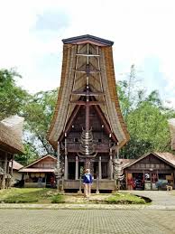Rumah adat tongkonan masih dijadikan hunian dan sebagai tempat untuk melakukan aktivitas keseharian. Rumah Adat Toraja Tongkonan Keunikan Gambar Penjelasan