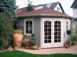 Dieses 5 Eck Gartenhaus Erstrahlt Im Maritimen Look Grosse Terrakotta Gefasse Schmucken Die Terrasse Rund Um Das Hellgraue Gartenh Gartenhaus 5 Eck Gartenhaus Und Gartenhaus Modern