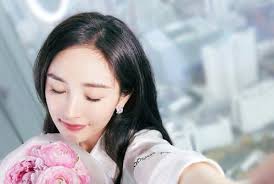 Yang Mi made a low-level mistake again, crying and hailing and pronounced  it as crying Qingqing. Fans: This is the pronunciation of the second  element.