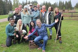 Farmen kjendis is a norwegian reality program which features celebrities competing each week on a farm mimicking the life of norwegian farmers 100 years ago. Glamdalen Farmen Kjendis