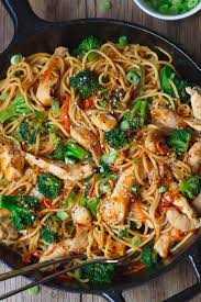 Nouilles Sautees Au Poulet De 15 Minutes Minutes Nouilles Poulet Sautees Healthystirfry Nou Nouilles Sautees Poulet Recettes De Cuisine Nouilles Sautees