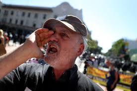 As Milo Yiannopoulos speaks at Berkeley, another — brief — clash of the  extremes