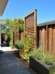 Lanternes et photophores de jardin. La Decoration Exterieure Avec Un Treillis De Jardin Treillis Jardin Amenagement Jardin Decoration Exterieur