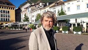 Un intreccio vigoroso di vita, il loro, che trascende le convenzioni comuni, comprese quelle anagrafiche. Reinhold Messner Privato Diane Schumacher Le Ex Mogli I Figli