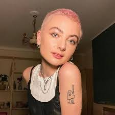 Ella Willis's Instagram, Twitter & Facebook