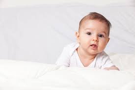 Denn seinen ganzen körper um die eigene achse herumzudrehen erfordert viel muskelkraft und koordination. Ist Dein Baby 3 Monate Alt Kann Es Greifen Drehen Und Interagieren