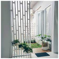 Yang terakhir, tidak lupa sebuah taman juga menjadi karakteristik rumah minimalis. Udah Dihuni 3 Bulan Rumput Tengah Masih Aja Botak2 Apa Minta Diganti Rumput Artifisial Pa Biar Bisa Buat Piknik2an Di Ten Desain Interior Interior Rumah