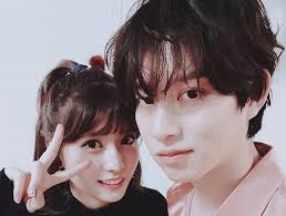 Yuni Shara bergaya sakan ketika banjir, hot pants jeans koyak dan boots  jenama mewah memang 'high class'