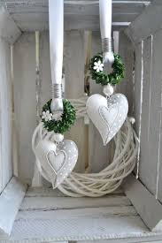 Fensterschmuck Fensterdeko Grau Weisses Herz Shabby Chic 10x8 Cm Ein Designerstuck Von Ems Floristik Bei Fenster Dekor Fruhlings Dekoration Weihnachtsmuster