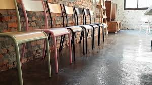 Une salle a manger en merisier. La Chaise Mullca 510 Souvenirs D Ecole Tendance Indus