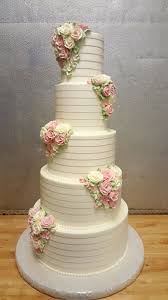 Pleated Butter Cream With Butter Cream Roses In 2020 Mit Bildern Hochzeitstorte Einfache Hochzeitstorte Kuchen Bilder