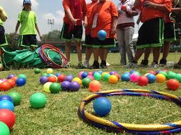 La cadena o el rescate el juego comienza con dos niños cogidos de la mano, que son los dos primeros eslabones de la cadena. Juegos Recreativos Ball Exercises Peralta Exercise