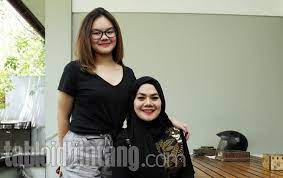 Ternyata, putri sulungnya, shania salsabilla bukanlah anak dari faisal harris, melainkan buah cinta sarita abdul mukti dengan masa lalunya. 4 Anak Sarita Abdul Mukti Unggah Soal Karma Setelah Jennifer Dunn Tertangkap Tabloidbintang Com
