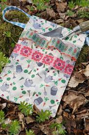 Hier finden sie blumenkinder aus betonguss oder resin, die sich liegend oder auf einen stab gesteckt, zwischen ihren pflanzen sicher heimisch fühlen werden. Wir Nahen Einen Gartengurtel Und Einen Umschlag Fur Ein Gartenbuch C Pauli Nature Blog