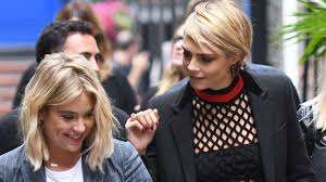 People who liked cara delevingne's feet, also liked Instagram Offiziell Ashley Benson Cara Delevigne Ein Paar Promiflash De
