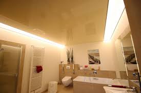 Lackspanndecke Im Badezimmer Mit Zwei Hellen Lichtdeckenfeldern Spanndecken Decke Badezimmer