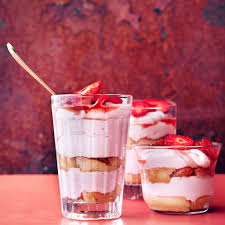 Come servire il tiramisù alle fragole. Tiramisu Alle Fragole La Versione Alla Fragola Del Grande Classico A Base Di Savoiardi Imbevuti Nel Caffe E Avvolti In Una Crema A Base Di Mascarpone Uova E Z